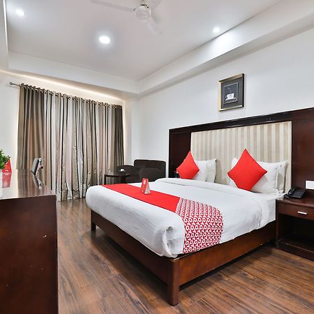 Oyo 4938 Hotel Dev Aadi Ahmedabad Exteriör bild