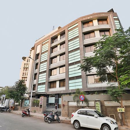 Oyo 4938 Hotel Dev Aadi Ahmedabad Exteriör bild