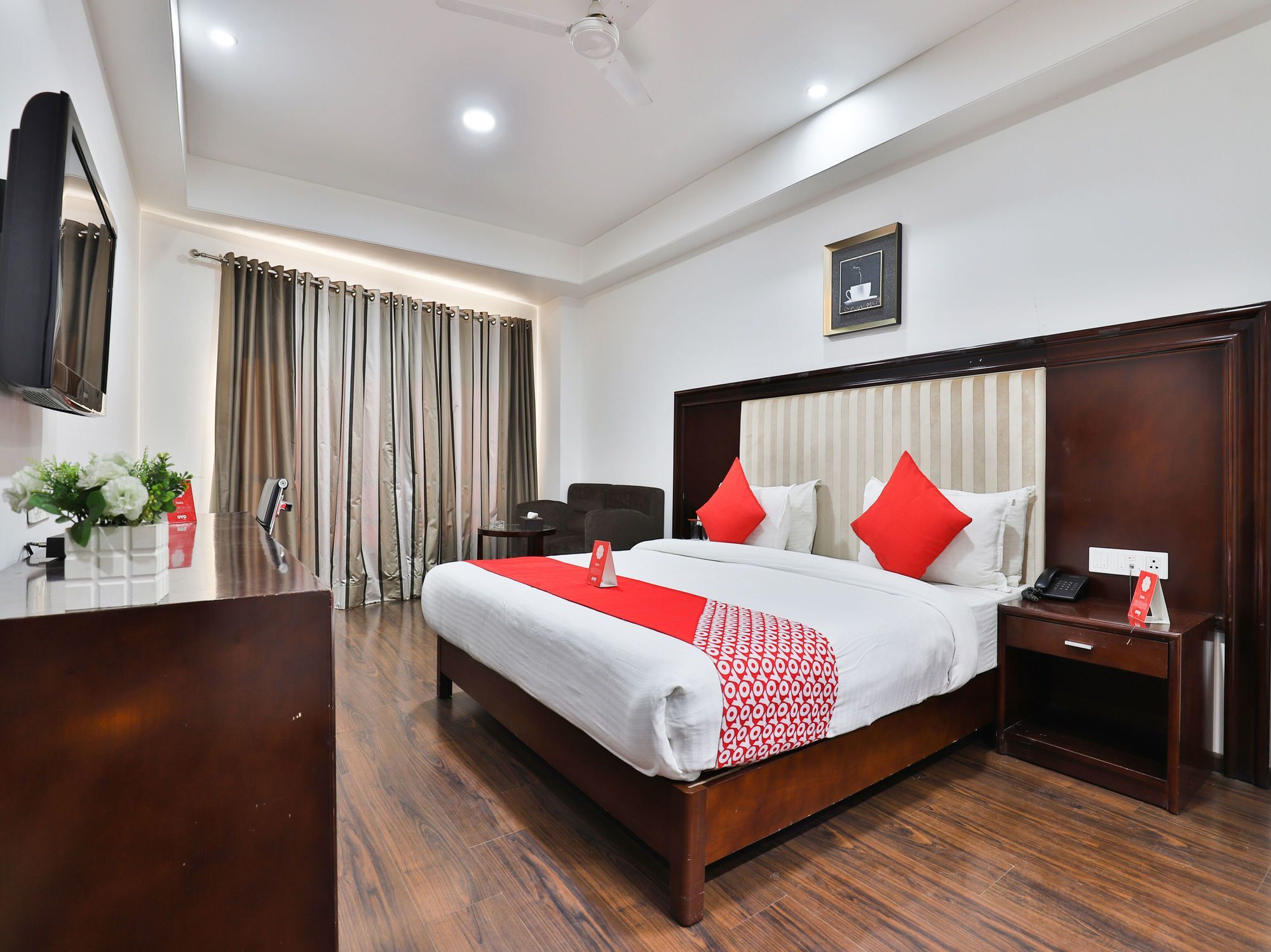 Oyo 4938 Hotel Dev Aadi Ahmedabad Exteriör bild