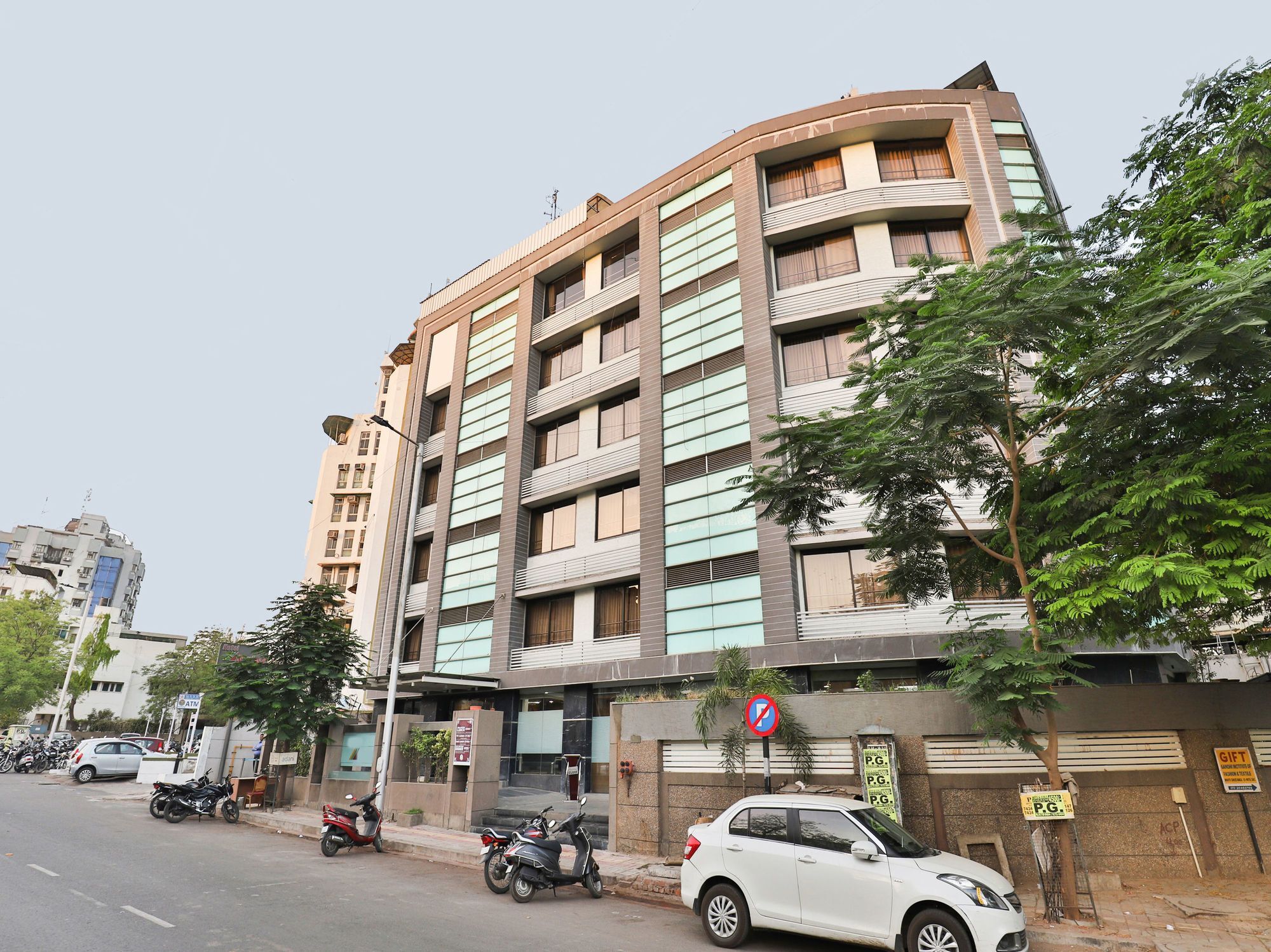 Oyo 4938 Hotel Dev Aadi Ahmedabad Exteriör bild