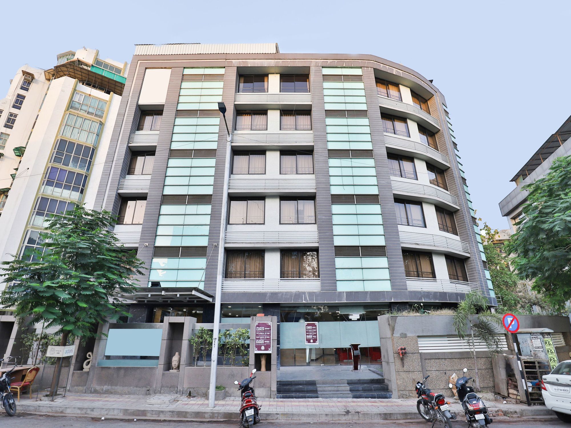 Oyo 4938 Hotel Dev Aadi Ahmedabad Exteriör bild